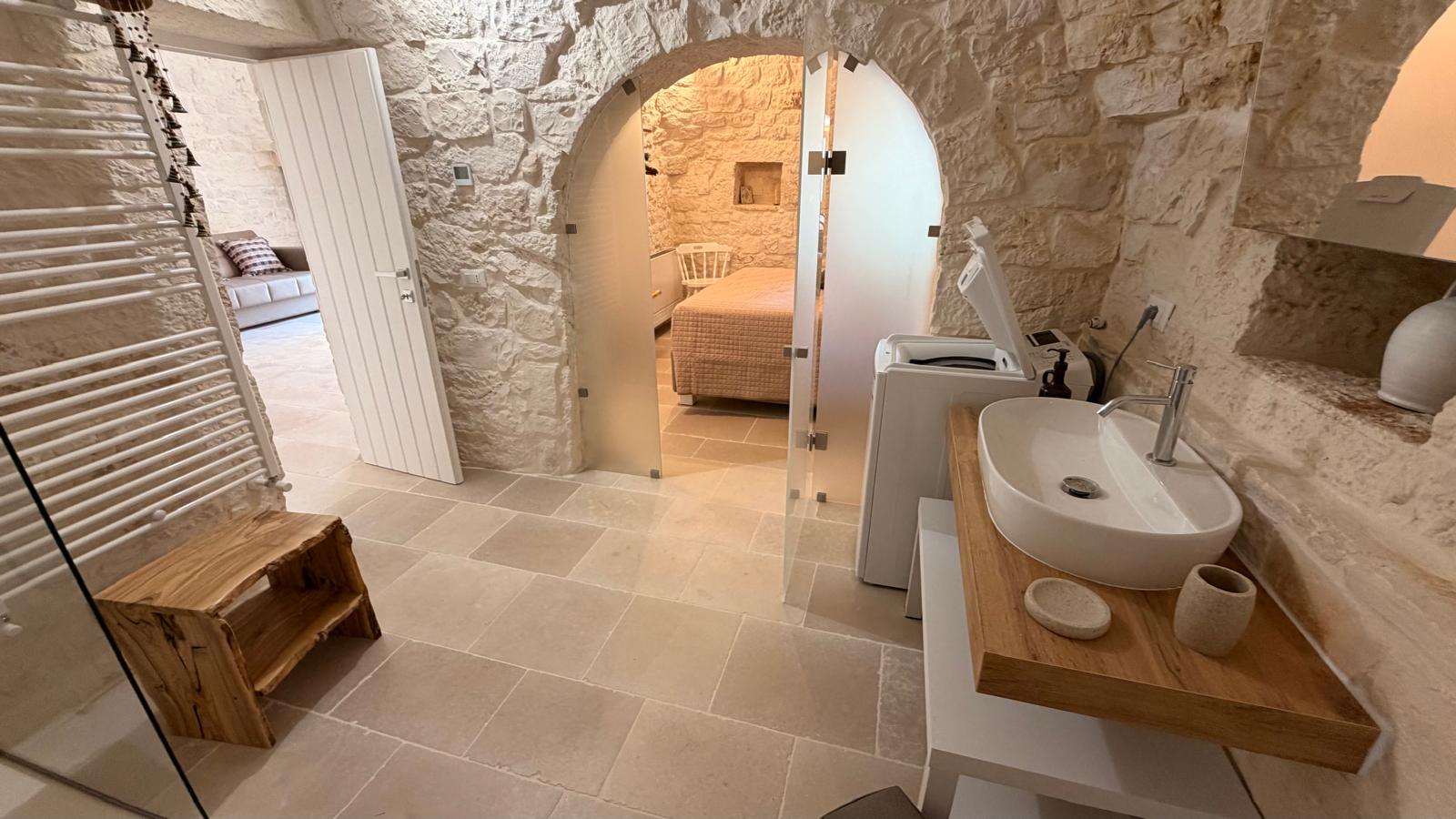 Trulli Comunicanti, Restaurati con Antico Camino, Ulivi Secolari.